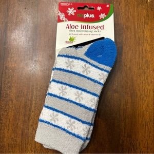 Aloe infused snowflake socks